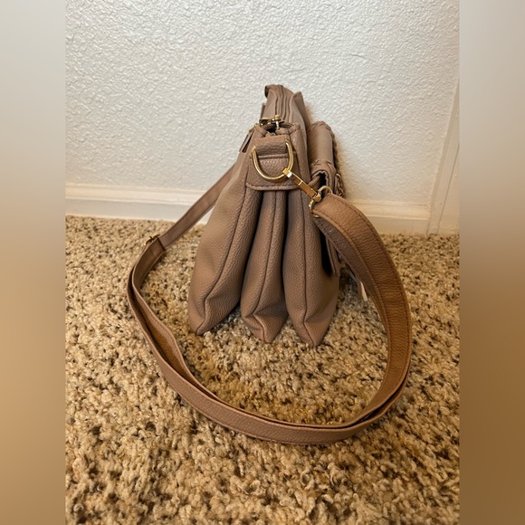 Medium size Tan purse - Picture 2 of 8